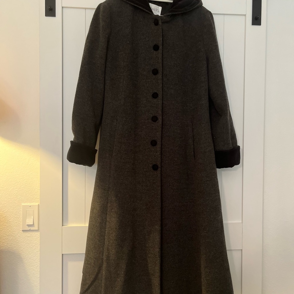 Elegant Gray Long Coat with Black Accents